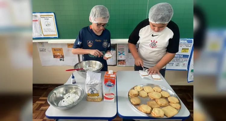 A classe realizou uma série de estudos e ações, entre elas a confecção de cartazes e a preparação de biscoitos.