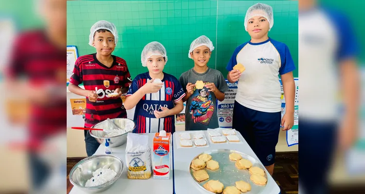 A classe realizou uma série de estudos e ações, entre elas a confecção de cartazes e a preparação de biscoitos.