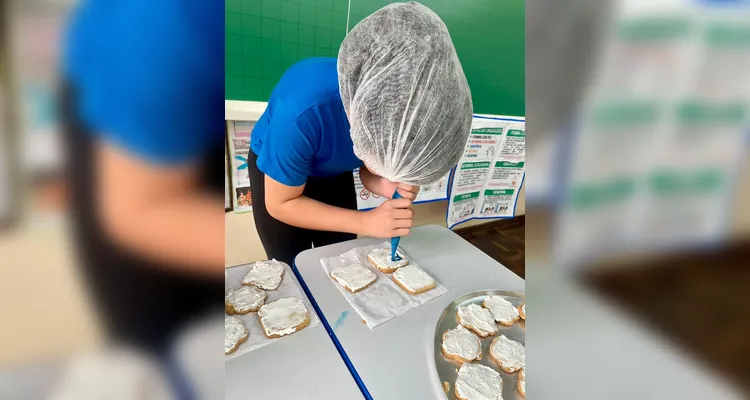 A classe realizou uma série de estudos e ações, entre elas a confecção de cartazes e a preparação de biscoitos.