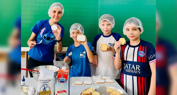 A classe realizou uma série de estudos e ações, entre elas a confecção de cartazes e a preparação de biscoitos.