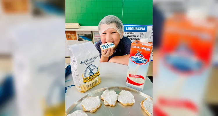A classe realizou uma série de estudos e ações, entre elas a confecção de cartazes e a preparação de biscoitos.