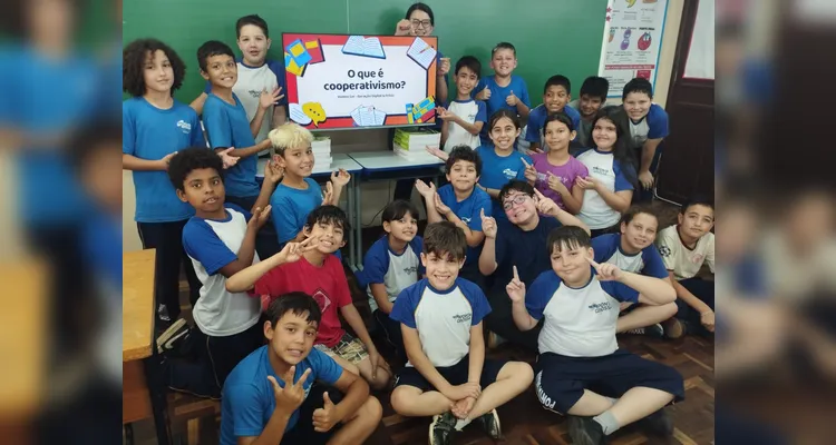 A turma realizou diversos estudos com os materiais do Vamos Ler e fizeram um bolo como encerramento das ações.