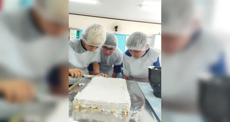 A turma realizou diversos estudos com os materiais do Vamos Ler e fizeram um bolo como encerramento das ações.