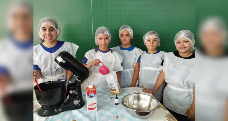 A turma realizou diversos estudos com os materiais do Vamos Ler e fizeram um bolo como encerramento das ações.