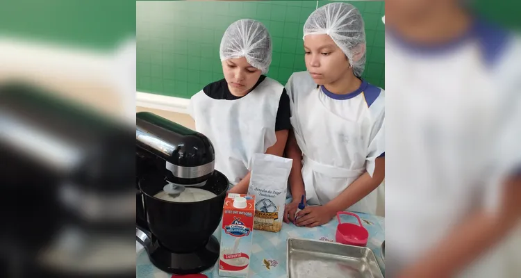 A turma realizou diversos estudos com os materiais do Vamos Ler e fizeram um bolo como encerramento das ações.