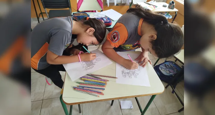 Os alunos ajudaram em todas as partes do processo de venda e entrega dos doces, além de realizarem tarefas com a HQ especial da Frísia.