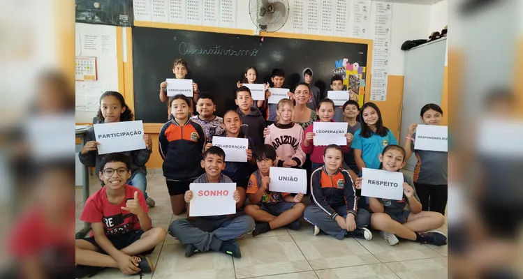 Os alunos ajudaram em todas as partes do processo de venda e entrega dos doces, além de realizarem tarefas com a HQ especial da Frísia.