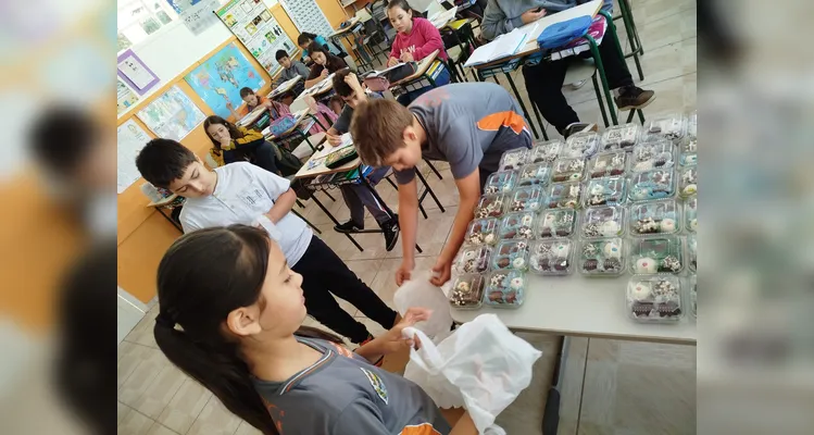 Os alunos ajudaram em todas as partes do processo de venda e entrega dos doces, além de realizarem tarefas com a HQ especial da Frísia.