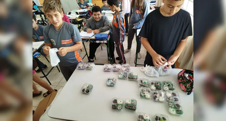 Os alunos ajudaram em todas as partes do processo de venda e entrega dos doces, além de realizarem tarefas com a HQ especial da Frísia.