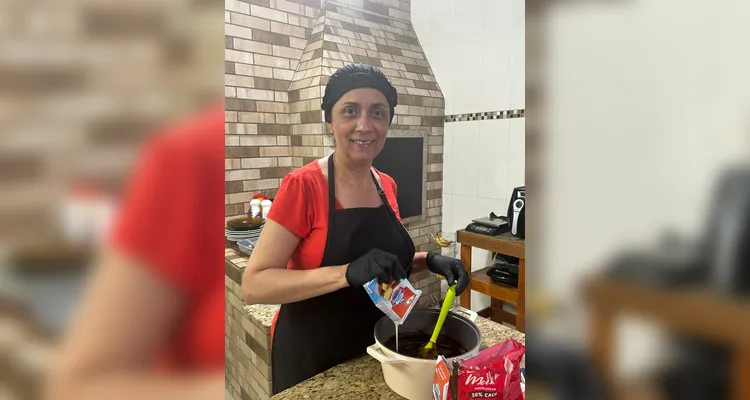 A professora ficou responsável por fazer os doces para a arrecadação da turma.