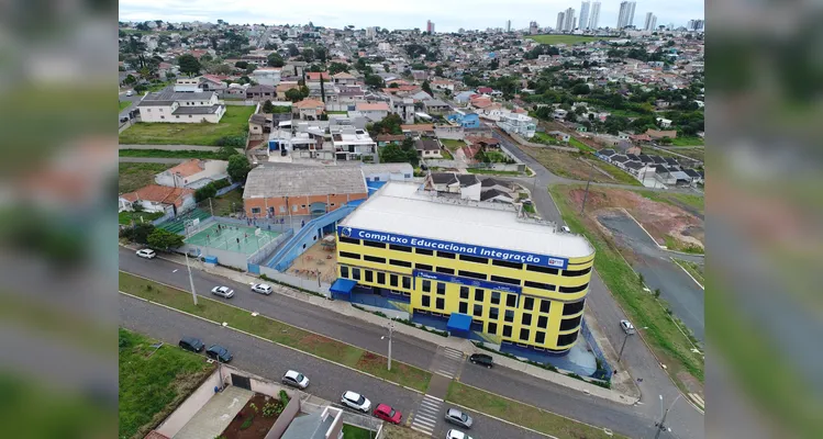 Localizado na Rua Lagoa da Tijuca, 10, o colégio conta com uma área física acima dos 6 mil m²