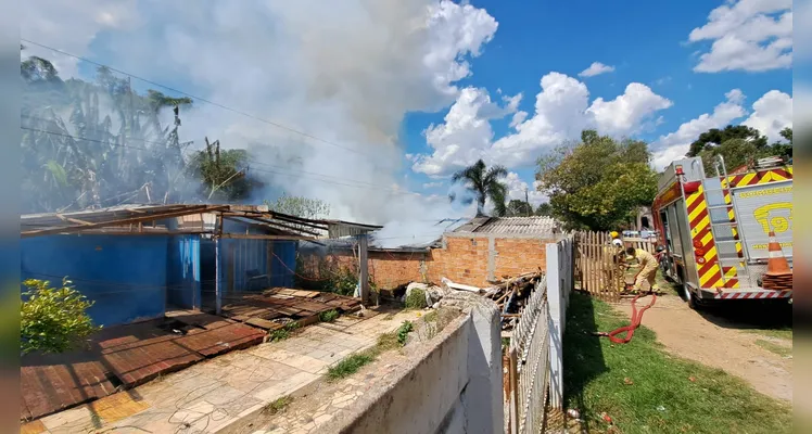 Incêndio aconteceu no início da tarde deste domingo (07).