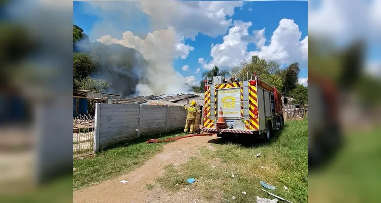 Incêndio aconteceu no início da tarde deste domingo (07).