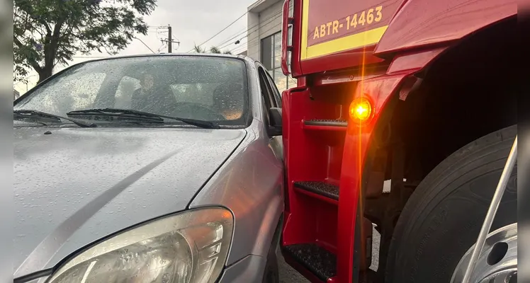Caminhão do Corpo de Bombeiros colide com carro em Ponta Grossa