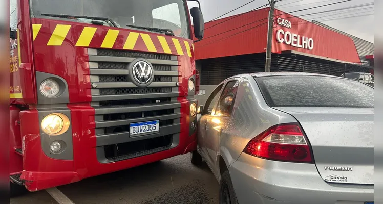 Caminhão do Corpo de Bombeiros colide com carro em Ponta Grossa