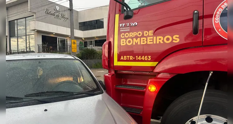 Caminhão do Corpo de Bombeiros colide com carro em Ponta Grossa