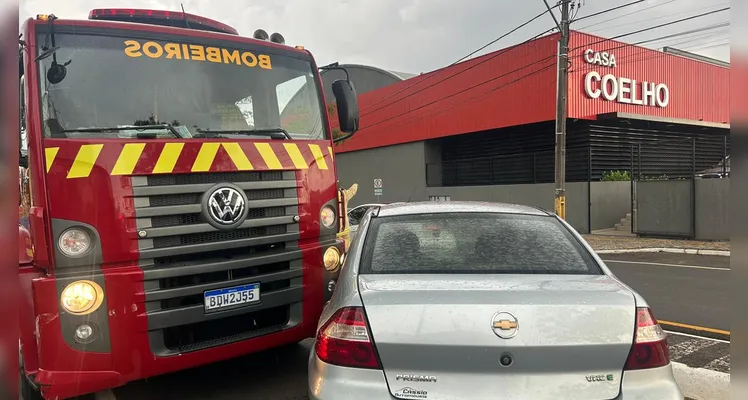 Caminhão do Corpo de Bombeiros colide com carro em Ponta Grossa