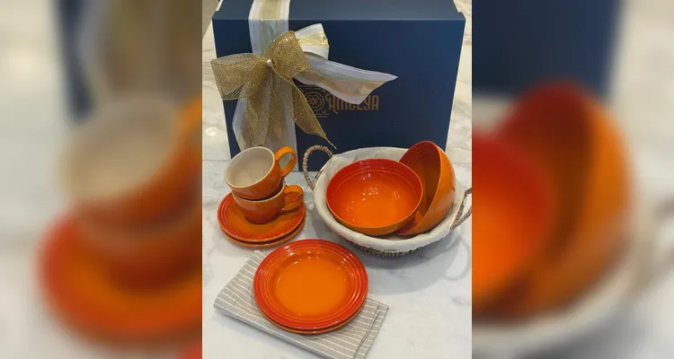 Vibrante, acolhedor e visualmente marcante. Reúne 2 bowls laranja de 16 cm, 2 pratos Le Creuset, 2 xícaras Le Creuset, 1 cesta de sisal e 2 guardanapos. Um conjunto perfeito para cafés da manhã cheios de charme e mesas que valorizam o toque contemporâneo do laranja.