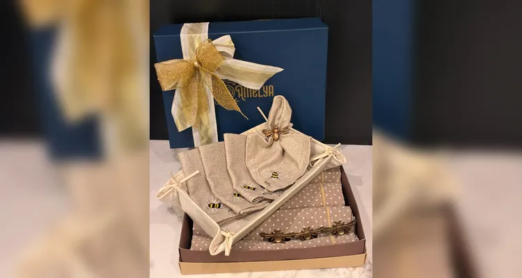 Elegância natural com personalidade. O kit traz 4 guardanapos com detalhe de abelha, 4 lugares americanos Poá, 1 panier de linho off e 4 porta-guardanapos Abelha. Uma composição que equilibra textura, delicadeza e um toque lúdico, ideal para quem aprecia uma mesa posta sofisticada e cheia de detalhes.