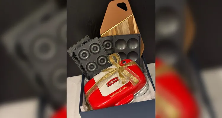 Praticidade com assinatura gourmet. Reúne a sanduicheira 3 em 1 Ariete e uma tábua de madeira para receitas rápidas, saborosas e com apresentação impecável, perfeito para o cotidiano da cozinha moderna.