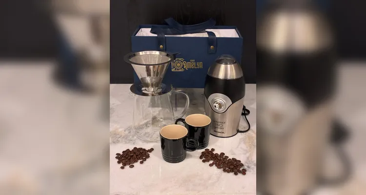 Uma imersão completa no universo do café. Combina o moedor elétrico Ariete, uma cafeteira de vidro com filtro inox e duas canecas Le Creuset. Um kit pensado para quem valoriza aroma, sabor e estilo em cada preparo.