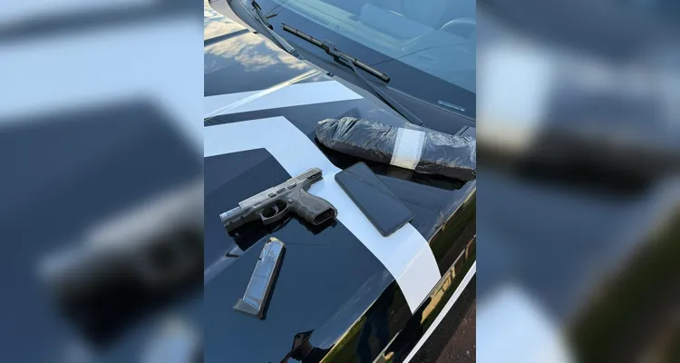 Armas e drogas foram apreendidas