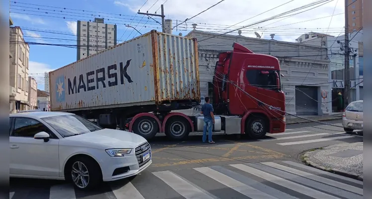 Caminhão 'faz L' e arranca fios de luz no Centro de Ponta Grossa