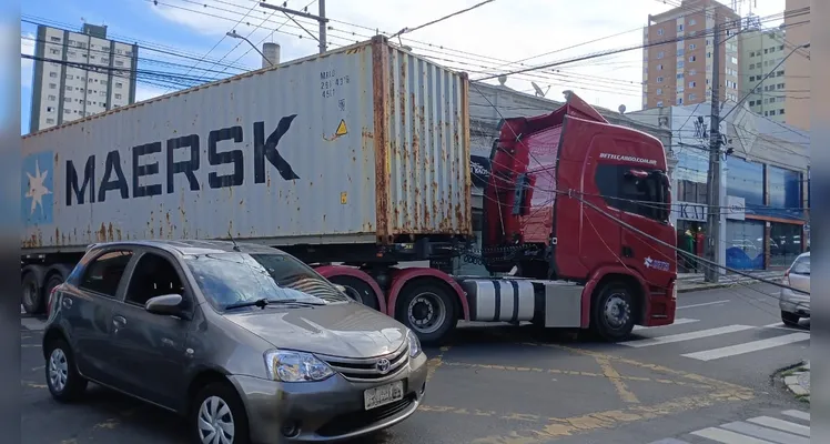 Caminhão 'faz L' e arranca fios de luz no Centro de Ponta Grossa