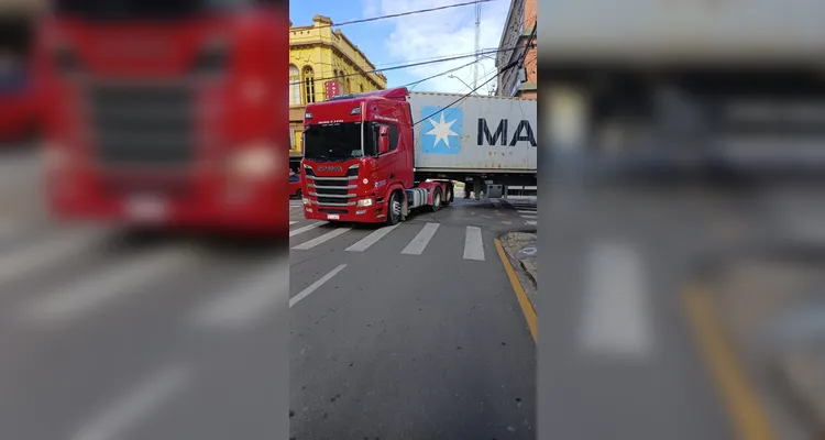Caminhão arranca fios de luz e internet no Centro de Ponta Grossa