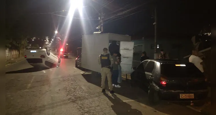 Confira imagens do capotamento registrado nesta noite na Rua Londrina