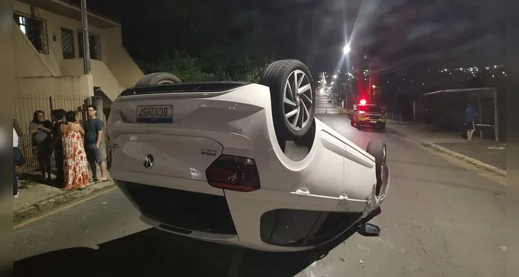 Confira imagens do capotamento registrado nesta noite na Rua Londrina