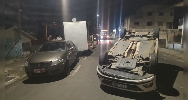 Confira imagens do capotamento registrado nesta noite na Rua Londrina
