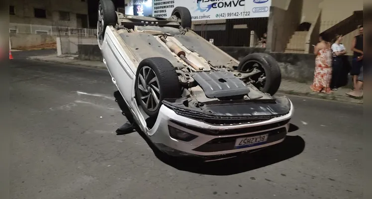 Confira imagens do capotamento registrado nesta noite na Rua Londrina