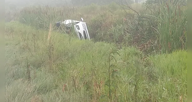 Veículo perde o controle e para às margens da BR-376 em Ponta Grossa
