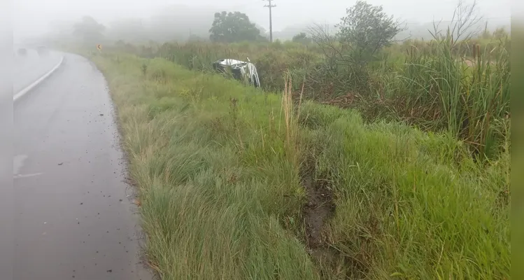 Veículo perde o controle e para às margens da BR-376 em Ponta Grossa