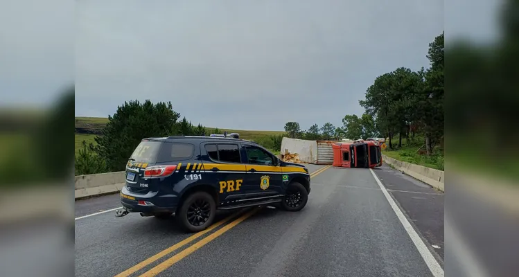 O caminhão transportava uma carga de madeira