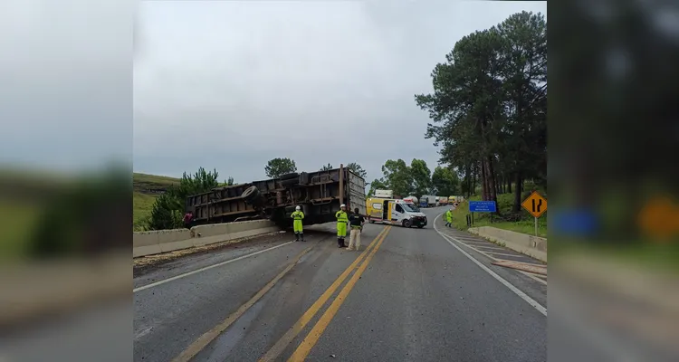 Caminhão tomba e interdita BR-277 no trecho entre Porto Amazonas e Balsa Nova