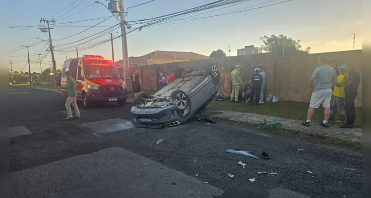 Colisão deixa veículo de cabeça para baixo em Ponta Grossa