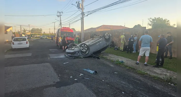 Colisão deixa veículo de cabeça para baixo em Ponta Grossa