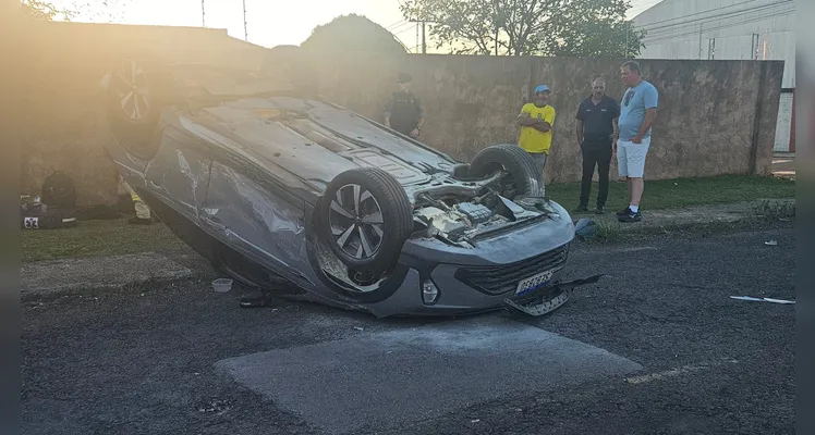 Colisão deixa veículo de cabeça para baixo em Ponta Grossa