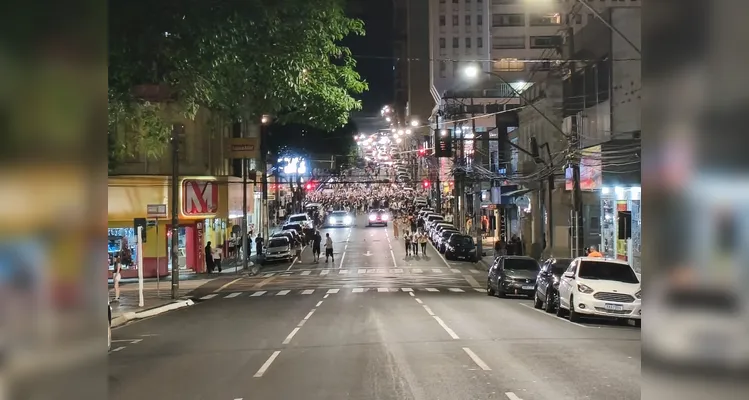 Torcida do Corinthians lota avenida para comemorar tetra da Copa do Brasil