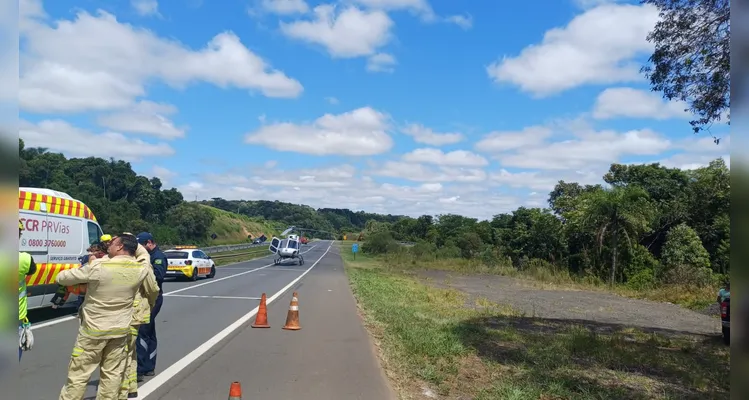 Defensa metálica atravessa carro e mata criança na BR-376 em Tibagi