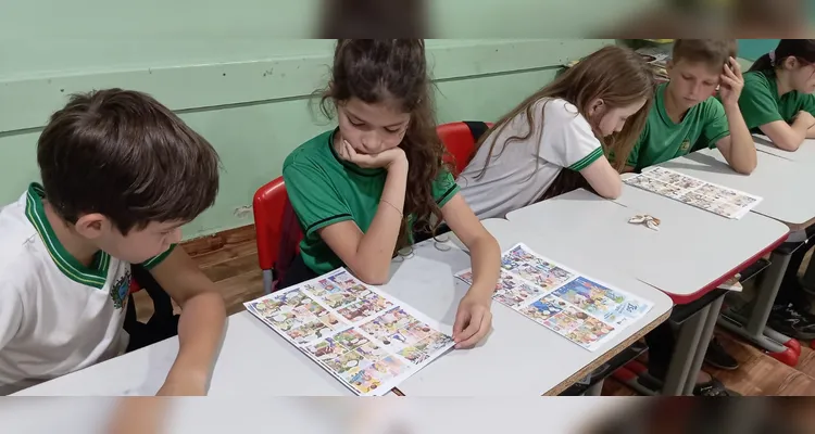 Os alunos iniciaram os trabalhos assistindo a produção do Vamos Ler e Frísia e fazendo a leitura da HQ.