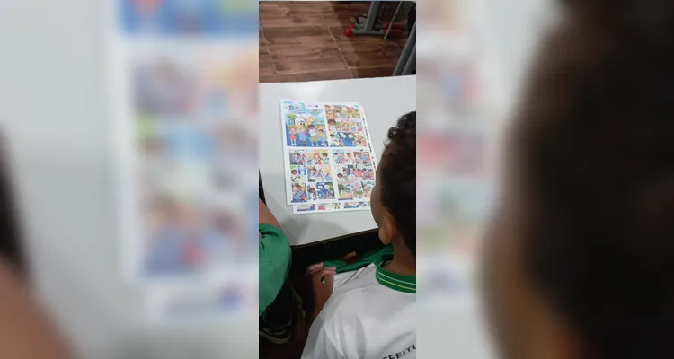 Os alunos iniciaram os trabalhos assistindo a produção do Vamos Ler e Frísia e fazendo a leitura da HQ.