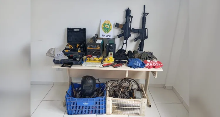 Foram encontrados dois simulacros de fuzil do tipo airsoft