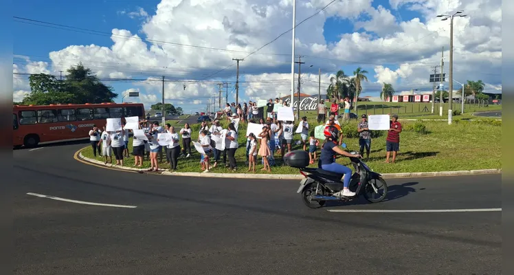 Família de adolescente morto pela PM realiza protesto em Ponta Grossa