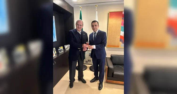 Aliel presenteia parceiros do Japão com Taça de Vila Velha