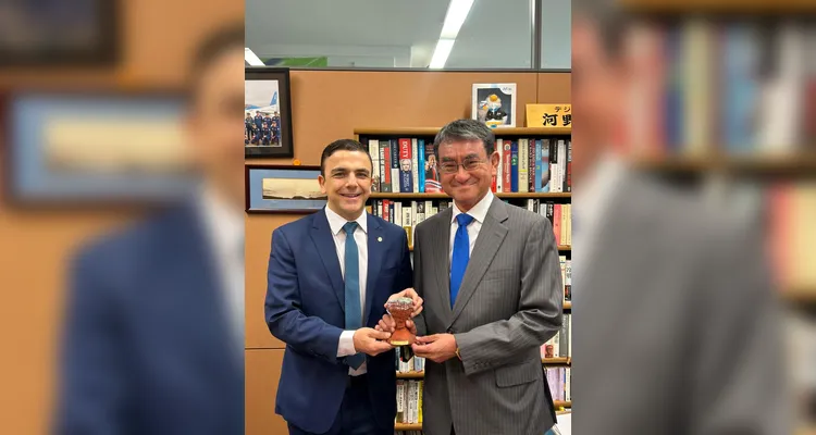Aliel presenteia parceiros do Japão com Taça de Vila Velha