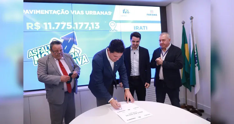 Emiliano Gomes esteve presente na assinatura da licitação dos recursos para Irati.
