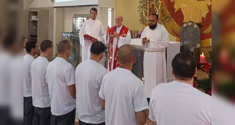 Catequese na Penitenciária de Ponta Grossa II celebra batismos e crismas
